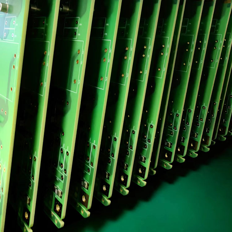 ¿Cómo ofrece Rogers PCB rendimiento de alta frecuencia en la electrónica moderna?